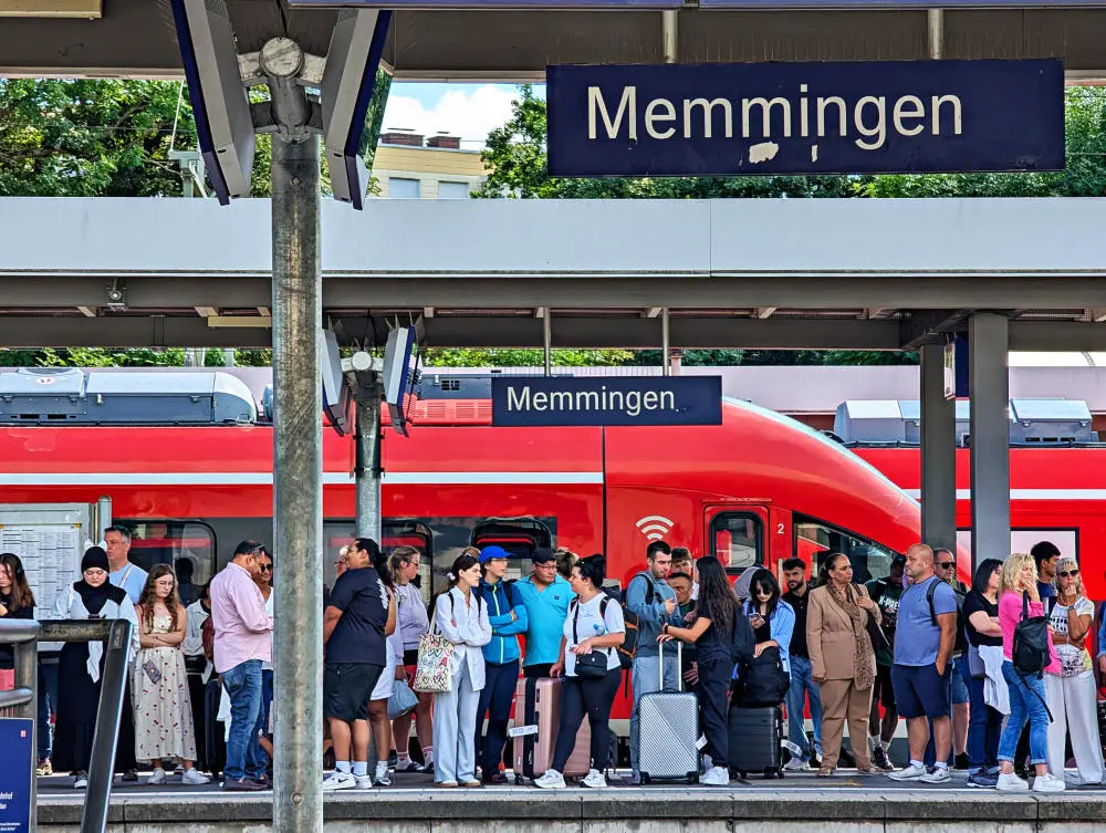 Das Deutschlandticket scheint vorerst gesichert Passagiere warten auf den Zug