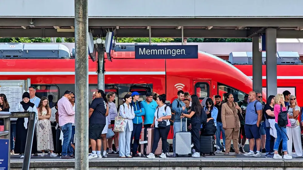 Passagiere warten auf den Zug