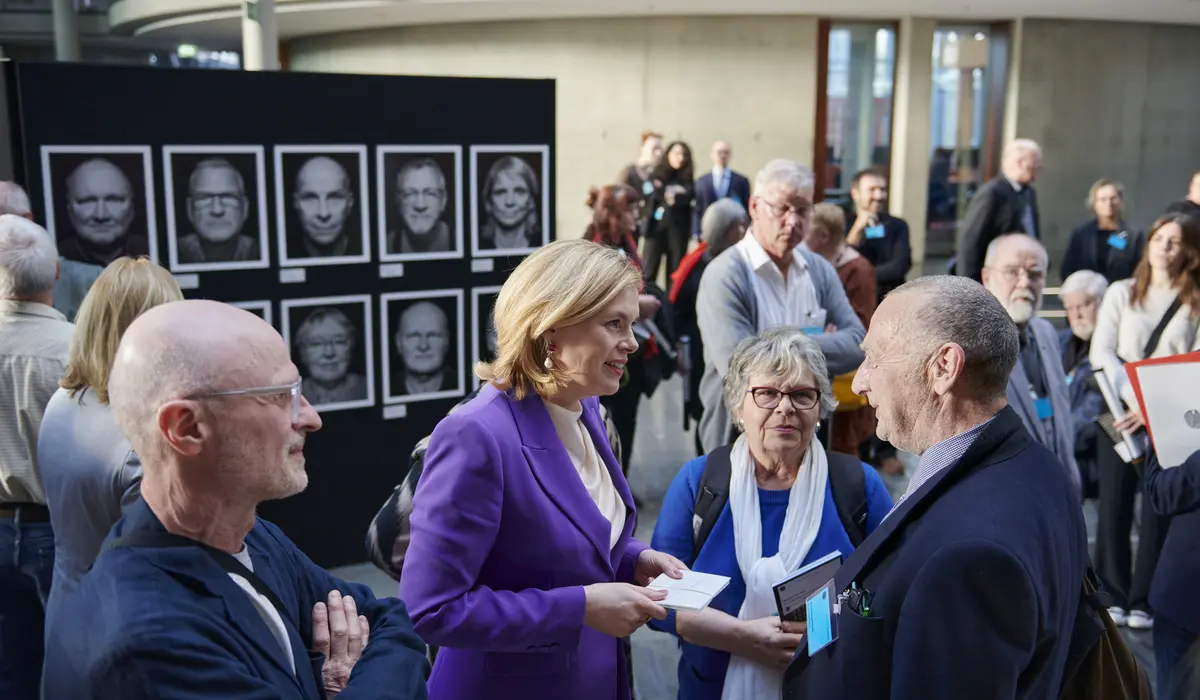 Julia Klöckner im Gespräch mit einem Zeitzeugen bei der Eröffnung der Ausstellung "Staatssicherheitsinhaftierung" des Fotografen André Wagenzik.