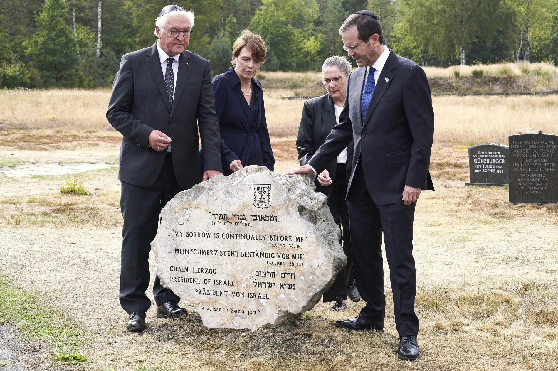 Frank-Walter Steinmeier mit Ehefrau Elke Büdenbender und Isaac Herzog mit Ehefrau Michal Herzog beim Besuch der Gedenkstätte Bergen-Belsen mit Kranzniederlegungen und Gesprächen mit Überlebenden und Schülern.