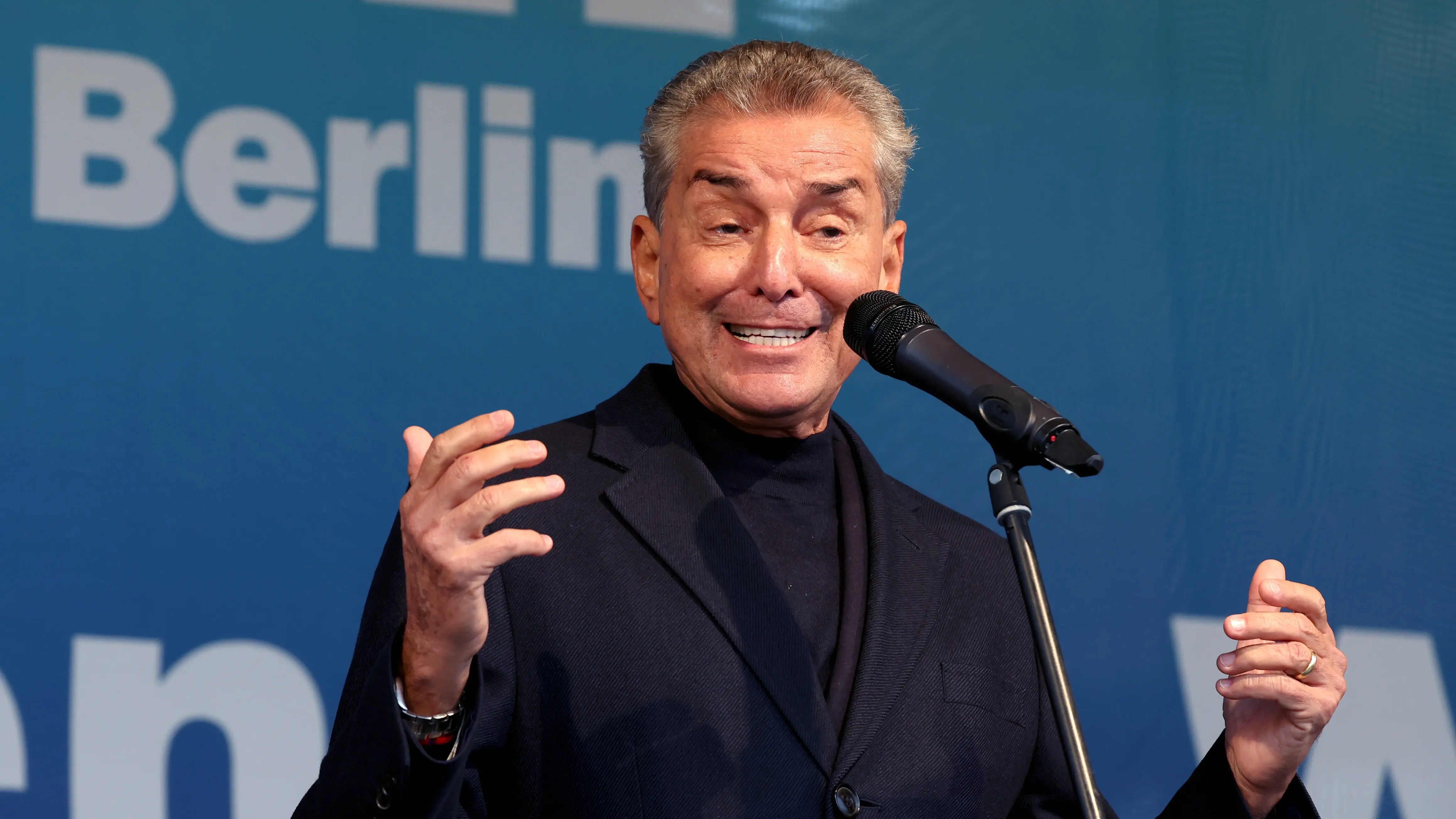 Michel Friedman spricht auf einer Kundgebung in Klütz.