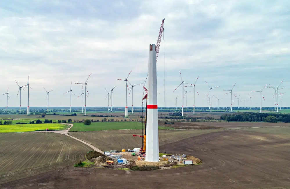 Eine im Bau befindliche Windkraftanlage