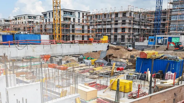 Baustelle mehrerer neuer Wohngebäude.