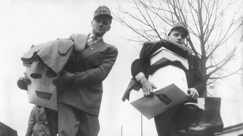 Freiwillige der Bundeswehr mit ihrer Kleidung im Arm