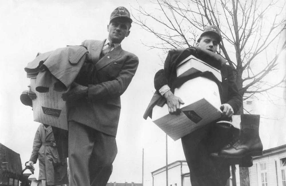 Freiwillige der Bundeswehr mit ihrer Kleidung im Arm