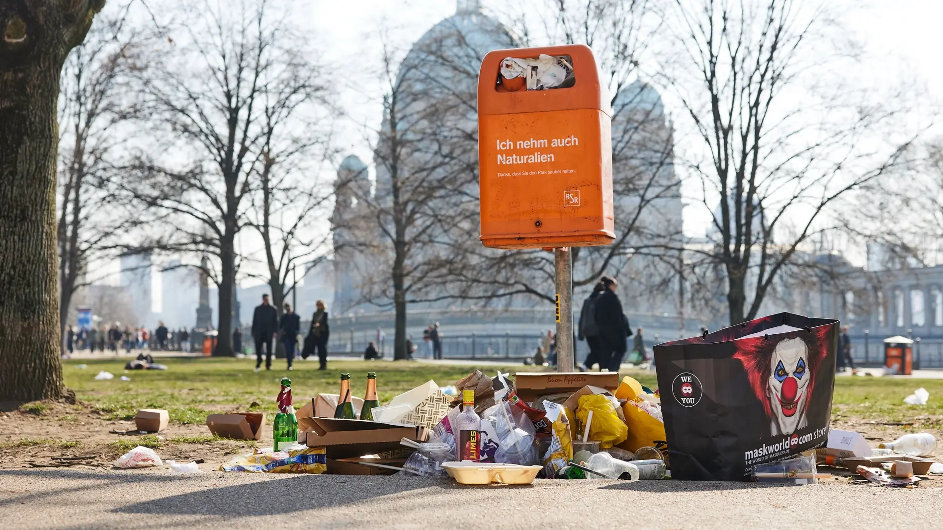 Mengen an Müll liegen im touristischen Zentrum Berlins in Sichtweite des Doms neben einem öffentlichen Mülleimer.