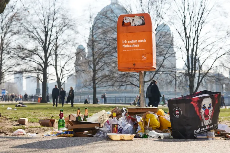 Mengen an Müll liegen im touristischen Zentrum Berlins in Sichtweite des Doms neben einem öffentlichen Mülleimer.