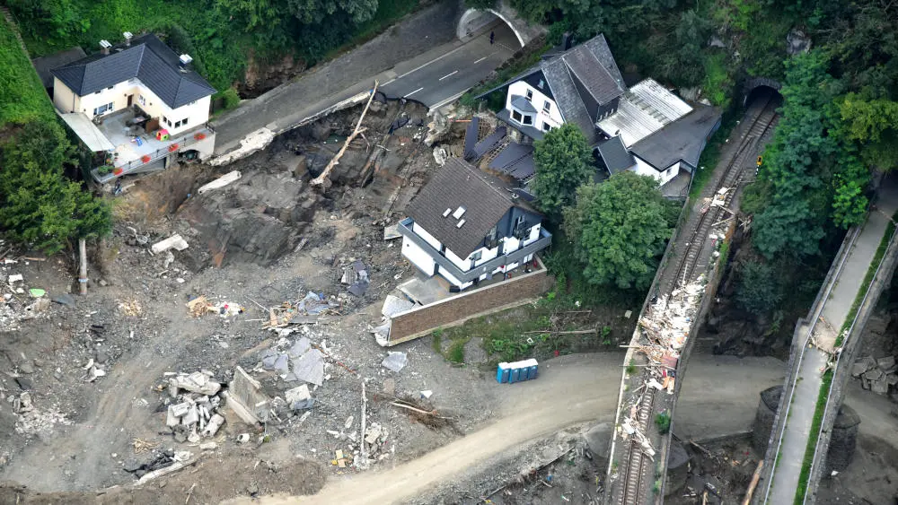 Vom Hochwasser zerstörte Brücken und Straßen.