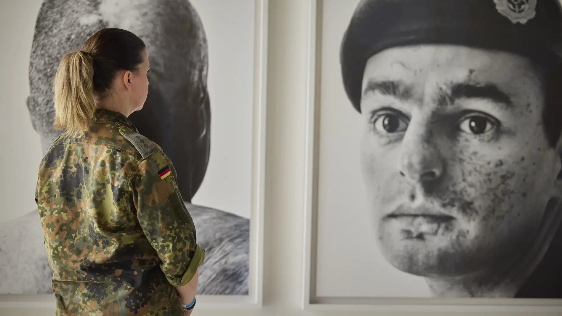 Ausstellung „Wounded – The Legacy of War“ Eine Soldatin betrachtet eine Fotografie der Ausstellung „Wounded – The Legacy of War“
