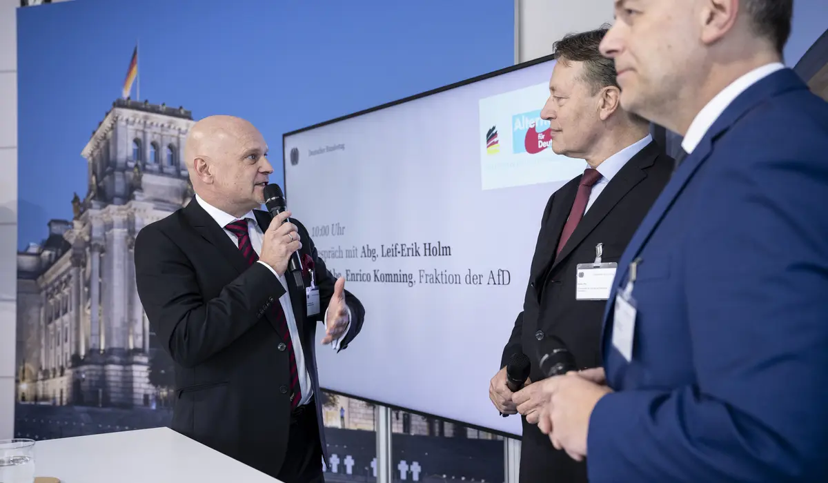 Enrico Komning mit Mikrofon