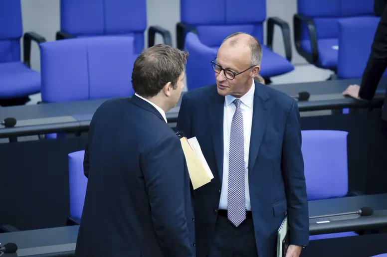 Lars Klingbeil und Friedrich Merz an der Regierungsbank im Plenarsaal