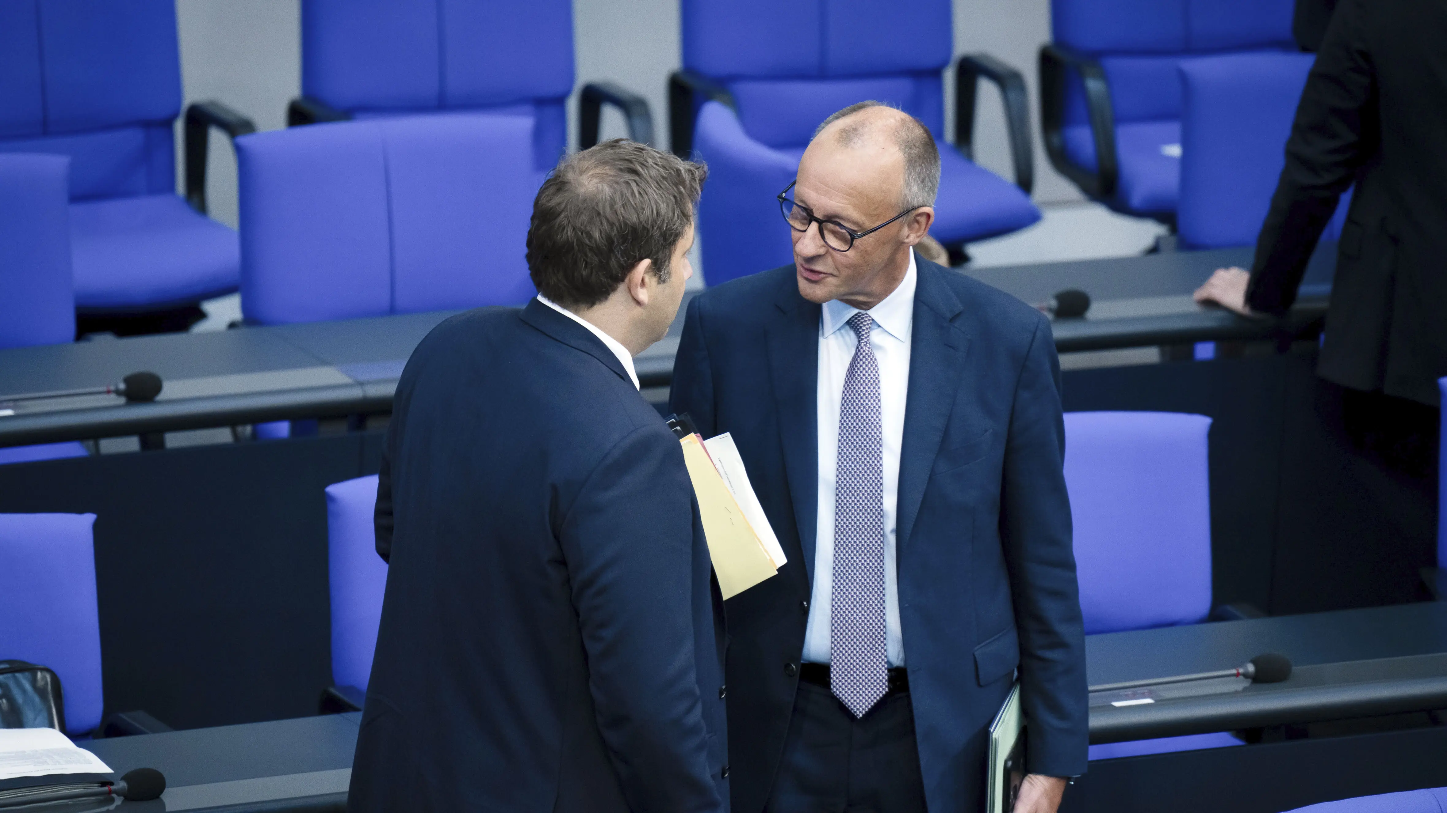 Lars Klingbeil und Friedrich Merz an der Regierungsbank im Plenarsaal