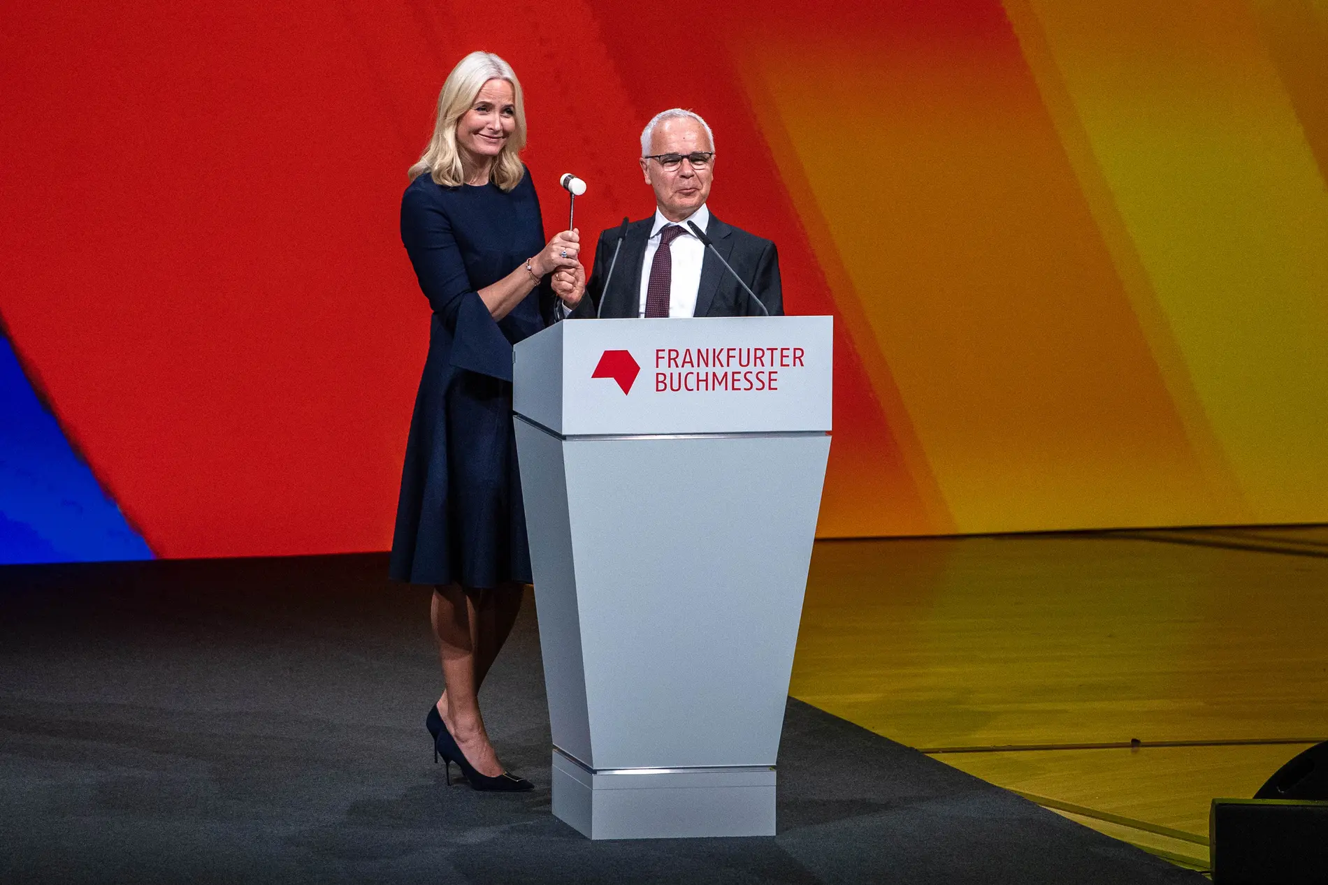 Frankfurter Buchmesse 2019: Kronprinzessin Mette-Marit Kronprinzessin Mette-Marit von Norwegen und Heinrich Riethmüller eröffnen die Buchmesse mit dem traditionellen Hammerschlag.