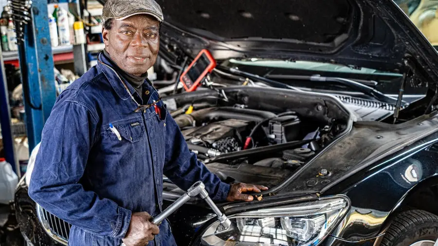 In Deutschland KfZ-Mechaniker, in Ghana König