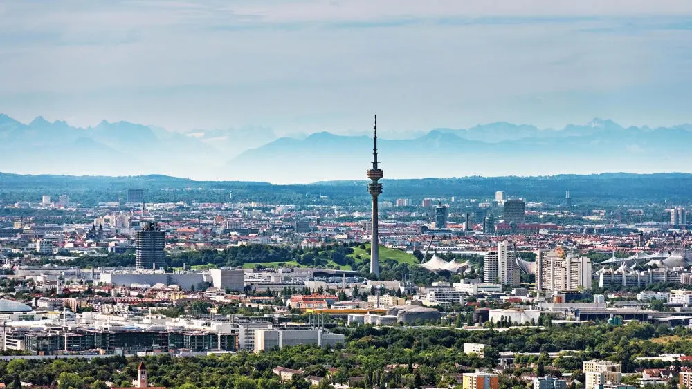 Luftaufnahme von München, Berge und blauer Himmel.