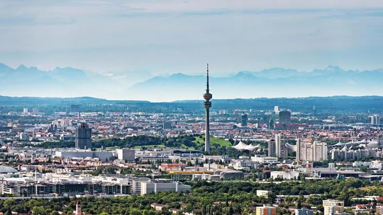 Luftaufnahme von München, Berge und blauer Himmel.