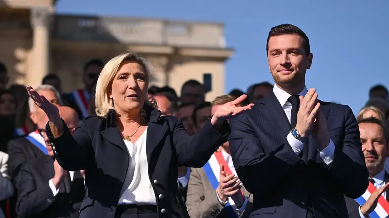 Marine Le Pen und Jordan Bardella vor Publikum