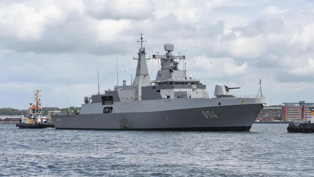 Fregatte 904 "Al-Aziz" beim Eintreffen in Kiel