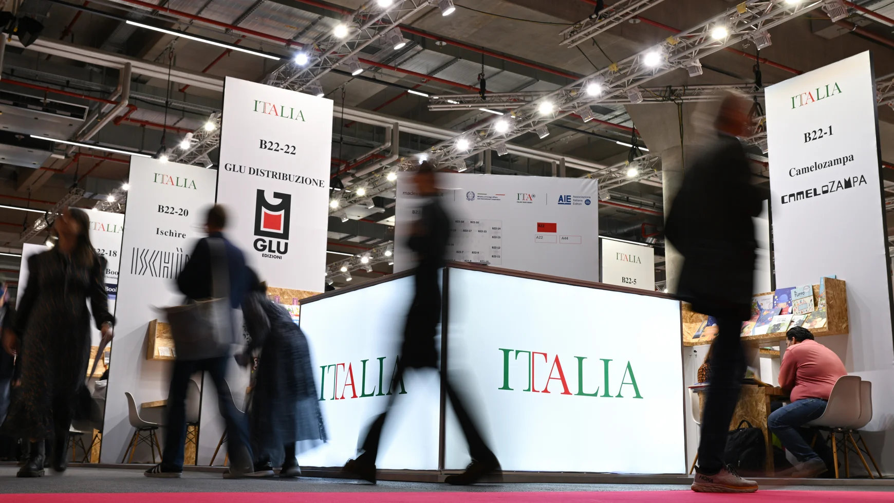 Besucher gehen auf der Frankfurter Buchmesse am Stand von Italien vorbei