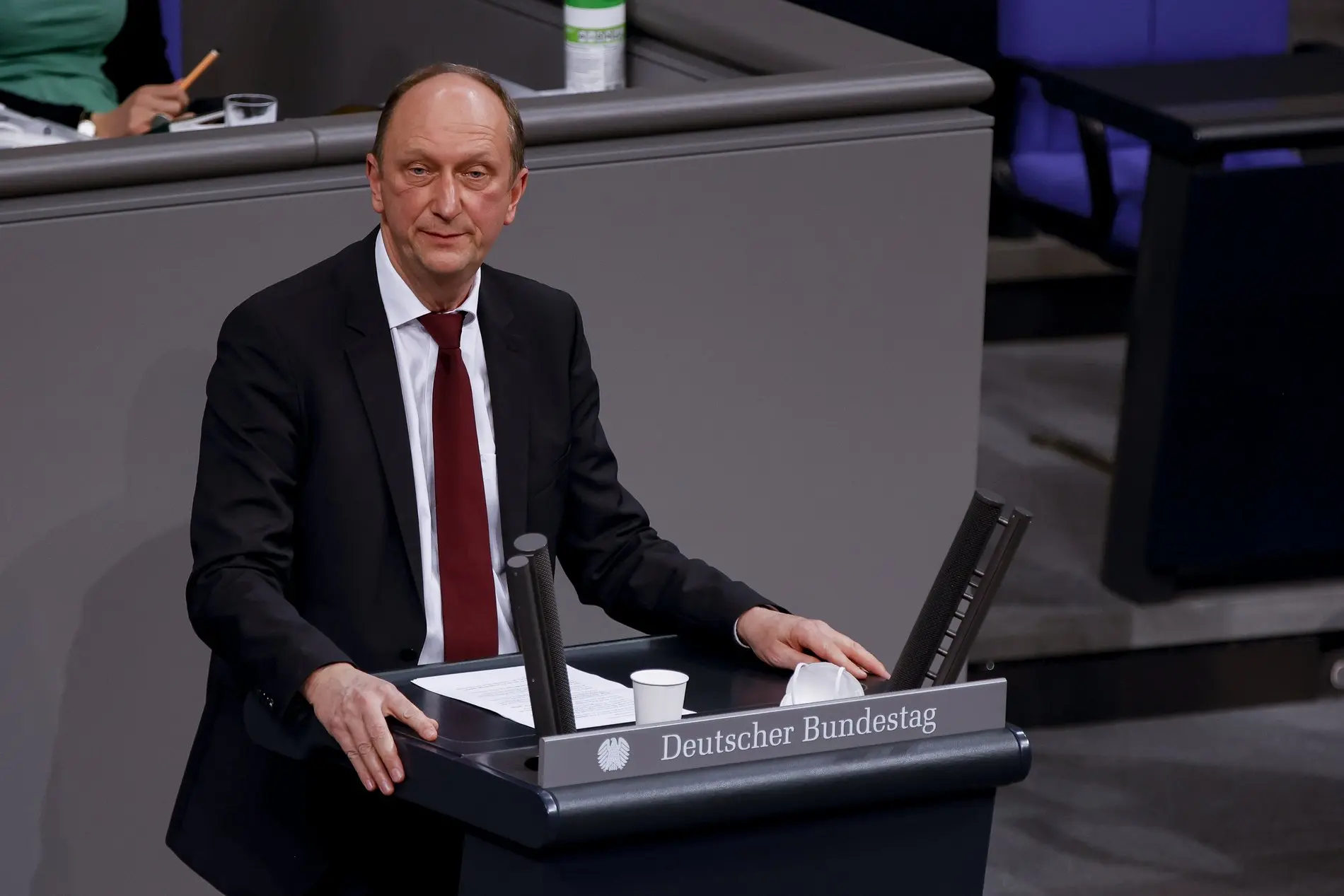Klaus Wiener am Rednerpult im Deutschen Bundestag.