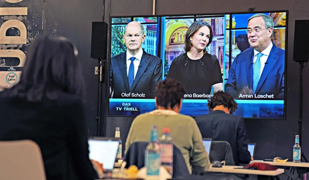 Journalisten verfolgen am Bildschirm das TV-Triell