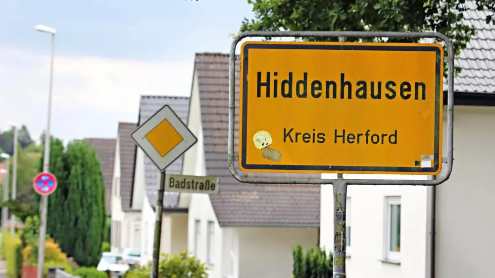 Das gelbe Ortseingangsschild der Gemeinde Hiddenhausen.