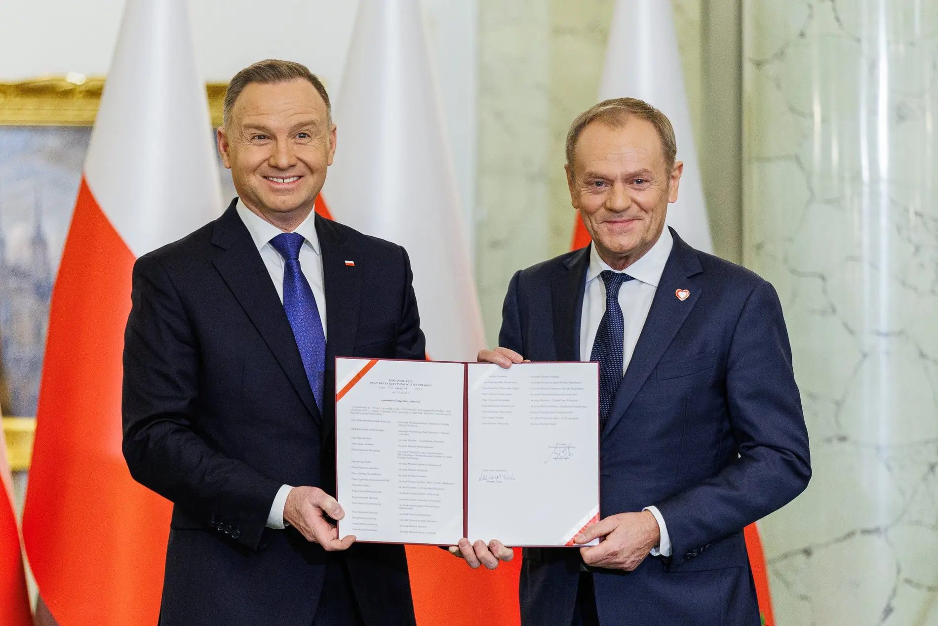 Andrzej Duda und Donald Tusk posieren für ein Foto im Präsidentenpalast.