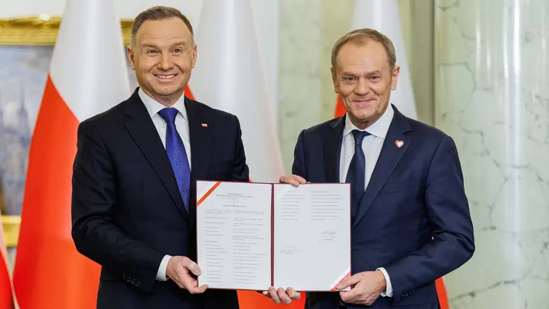 Andrzej Duda und Donald Tusk posieren für ein Foto im Präsidentenpalast.