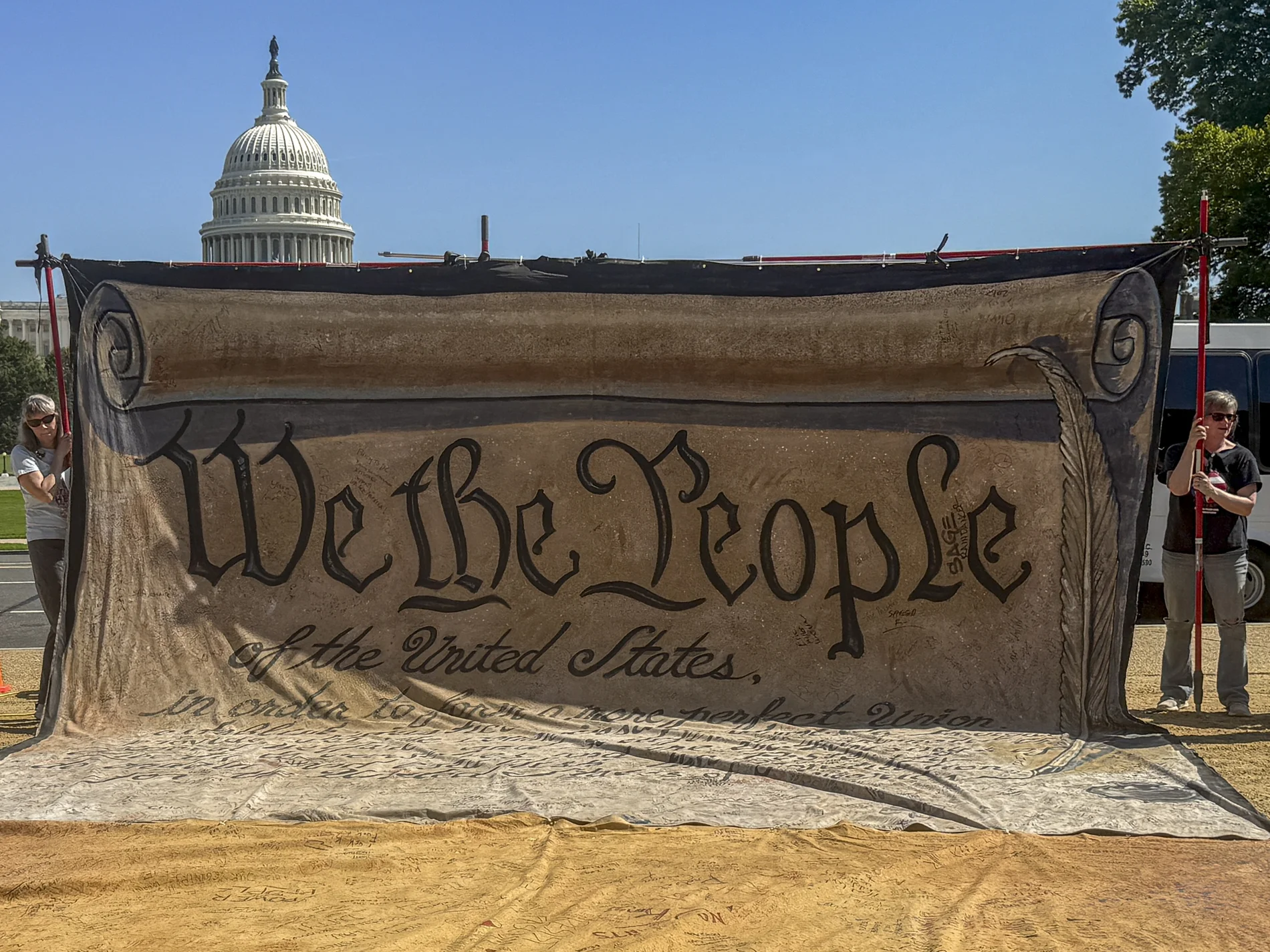 Banner mit der Aufschrift "We the poeple"