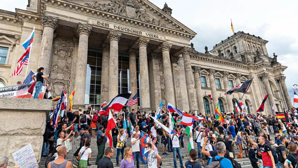 Demonstranten auf der Treppe des Reichstagsgebäudes