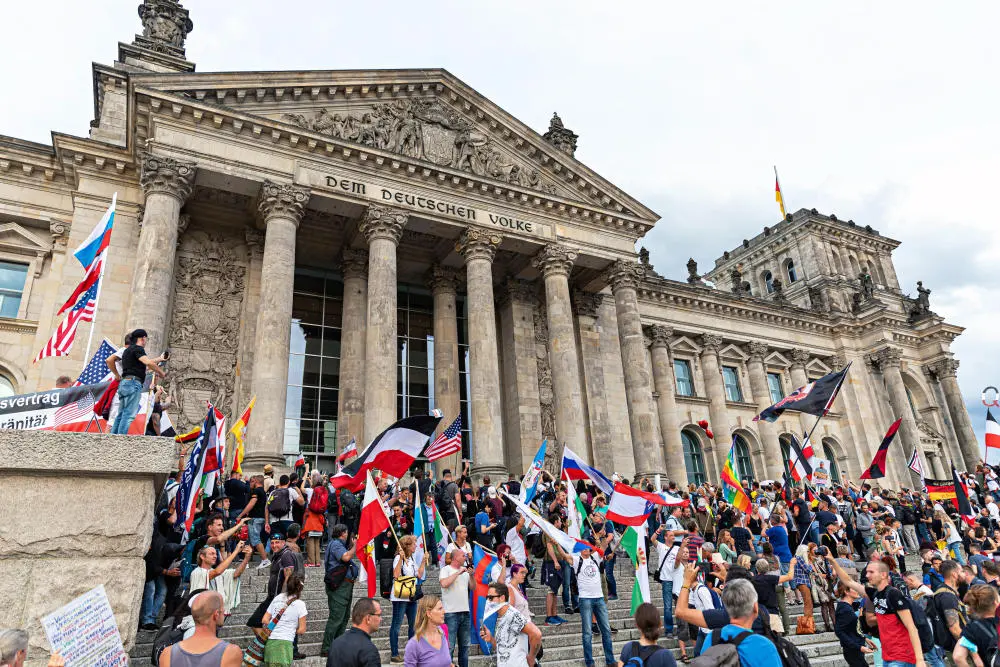 Demonstranten auf der Treppe des Reichstagsgebäudes