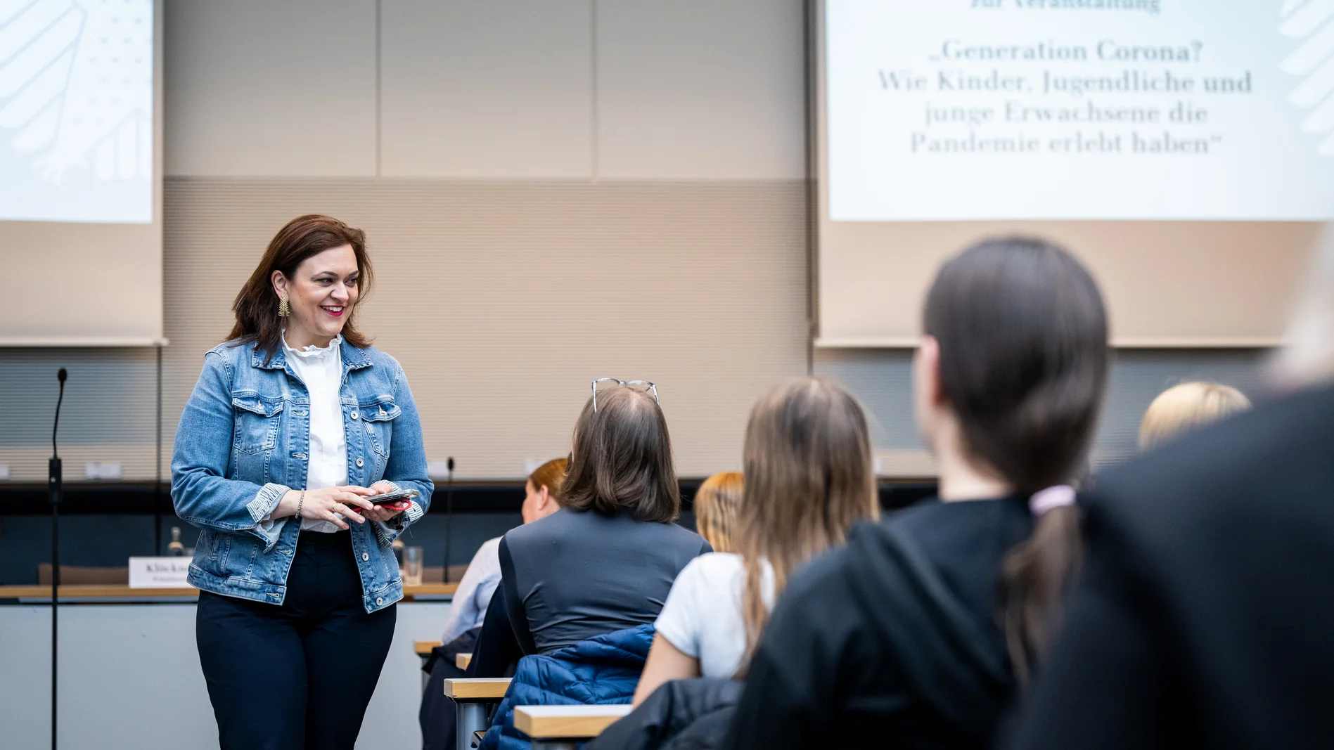 Franziska Hoppermann im Gespräch mit Kindern und Jugendlichen