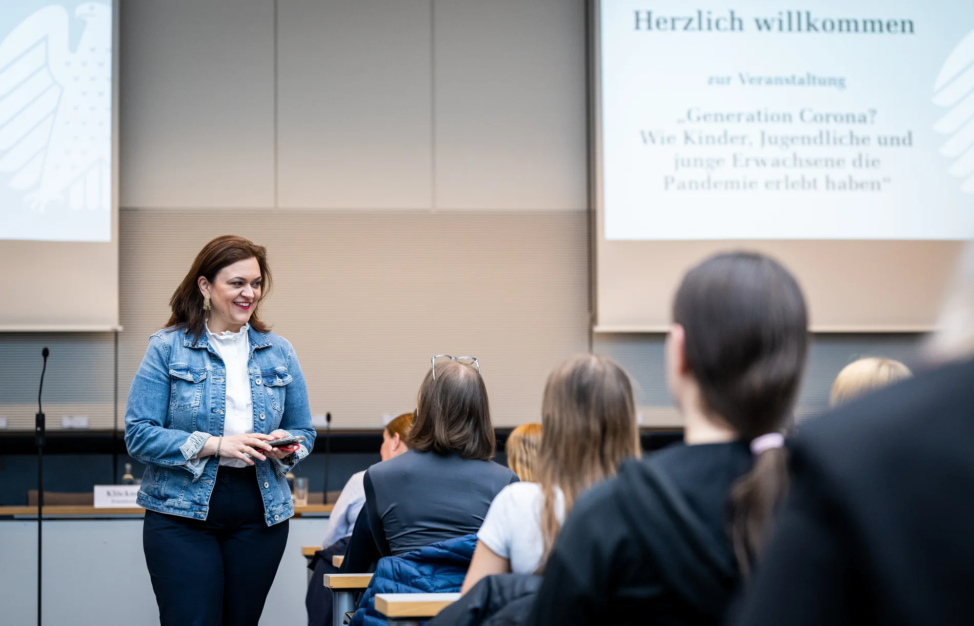 Franziska Hoppermann im Gespräch mit Kindern und Jugendlichen