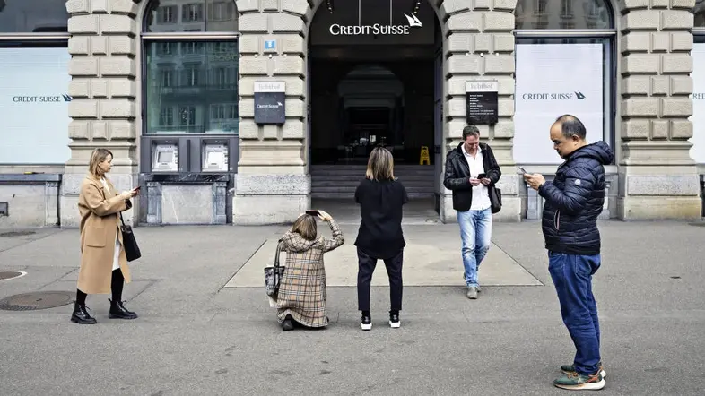 Touristen vor einer Filiale der Credit Suisse