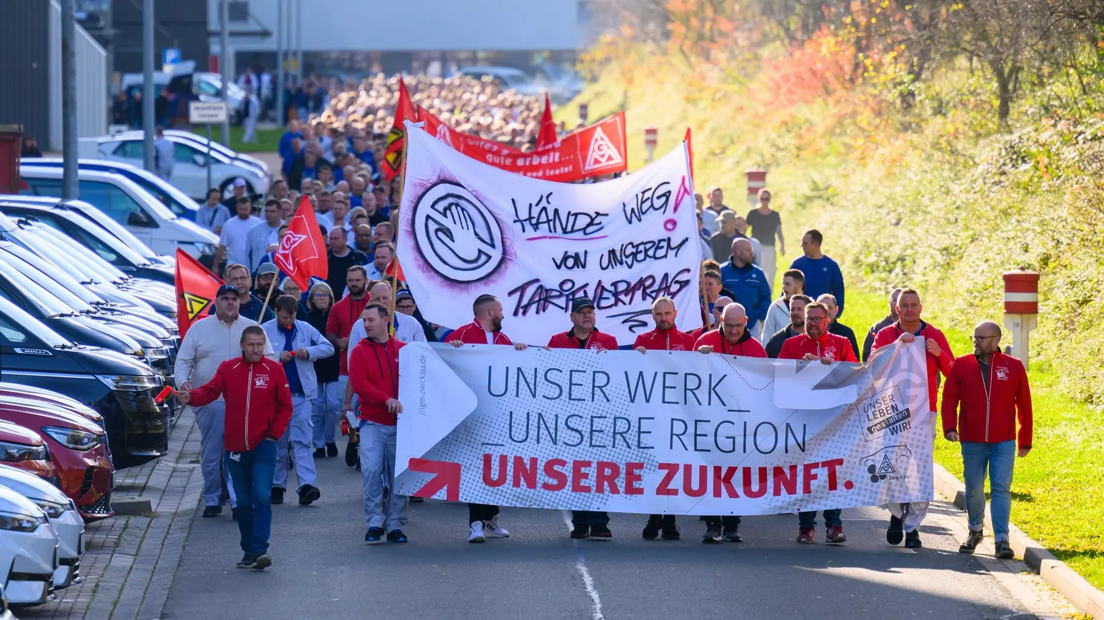 Beschäftigte protestieren für den Erhalt ihres Werks. Beschäftigte protestieren