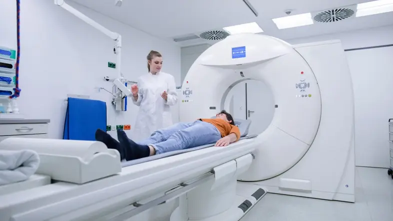 Arzt und Patient beim MRT-Scan