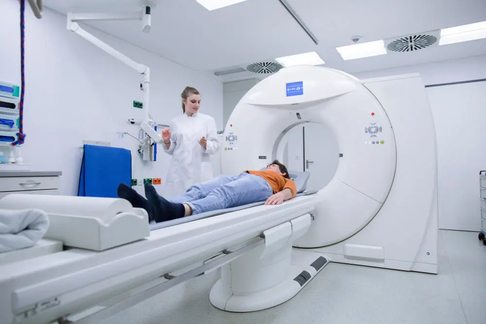 Arzt und Patient beim MRT-Scan