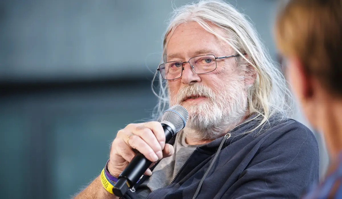 Harald Hauswald mit Mikrofon