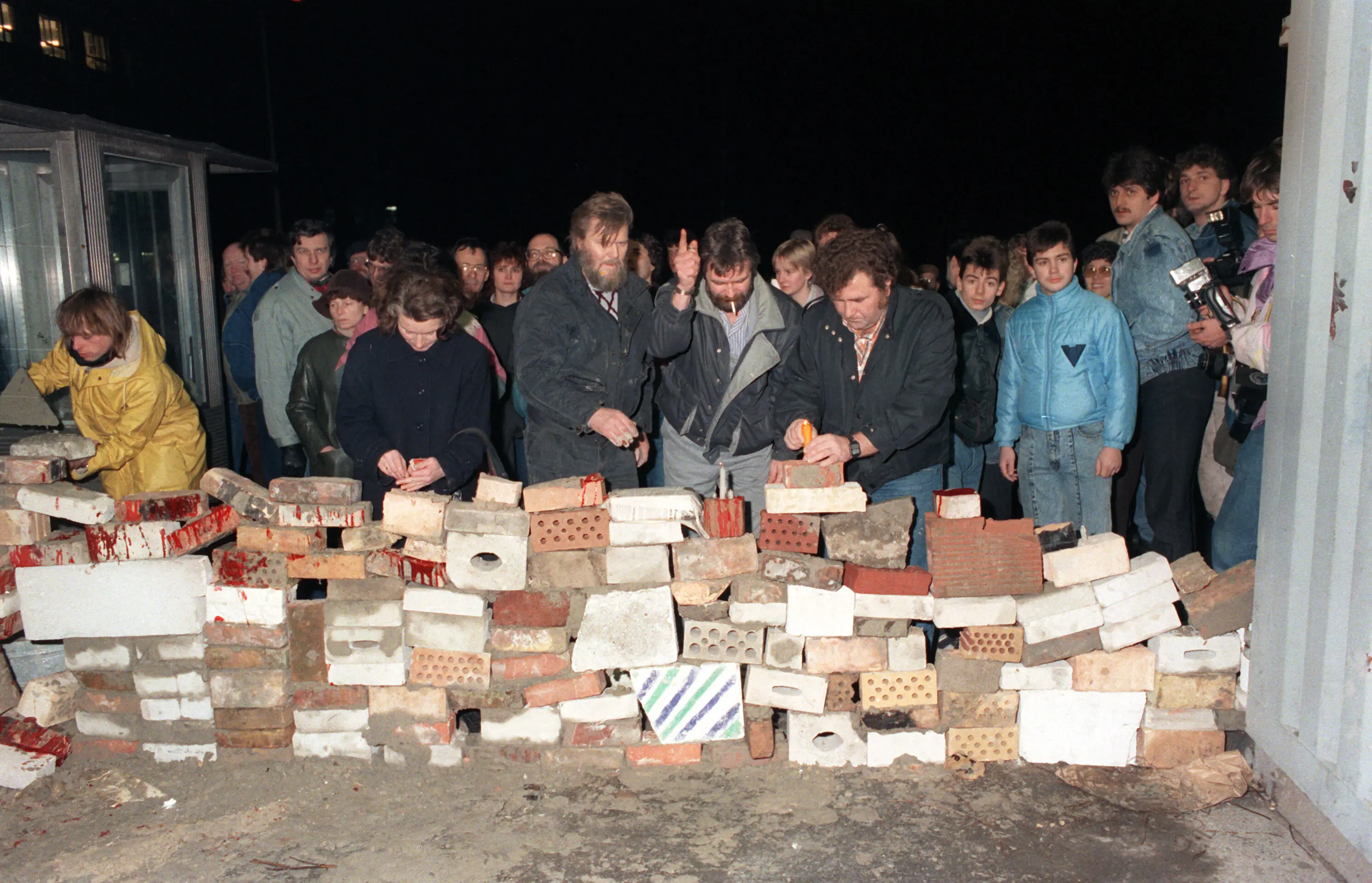 Demonstranten mauern symbolisch die Stasi-Zufahrt zu