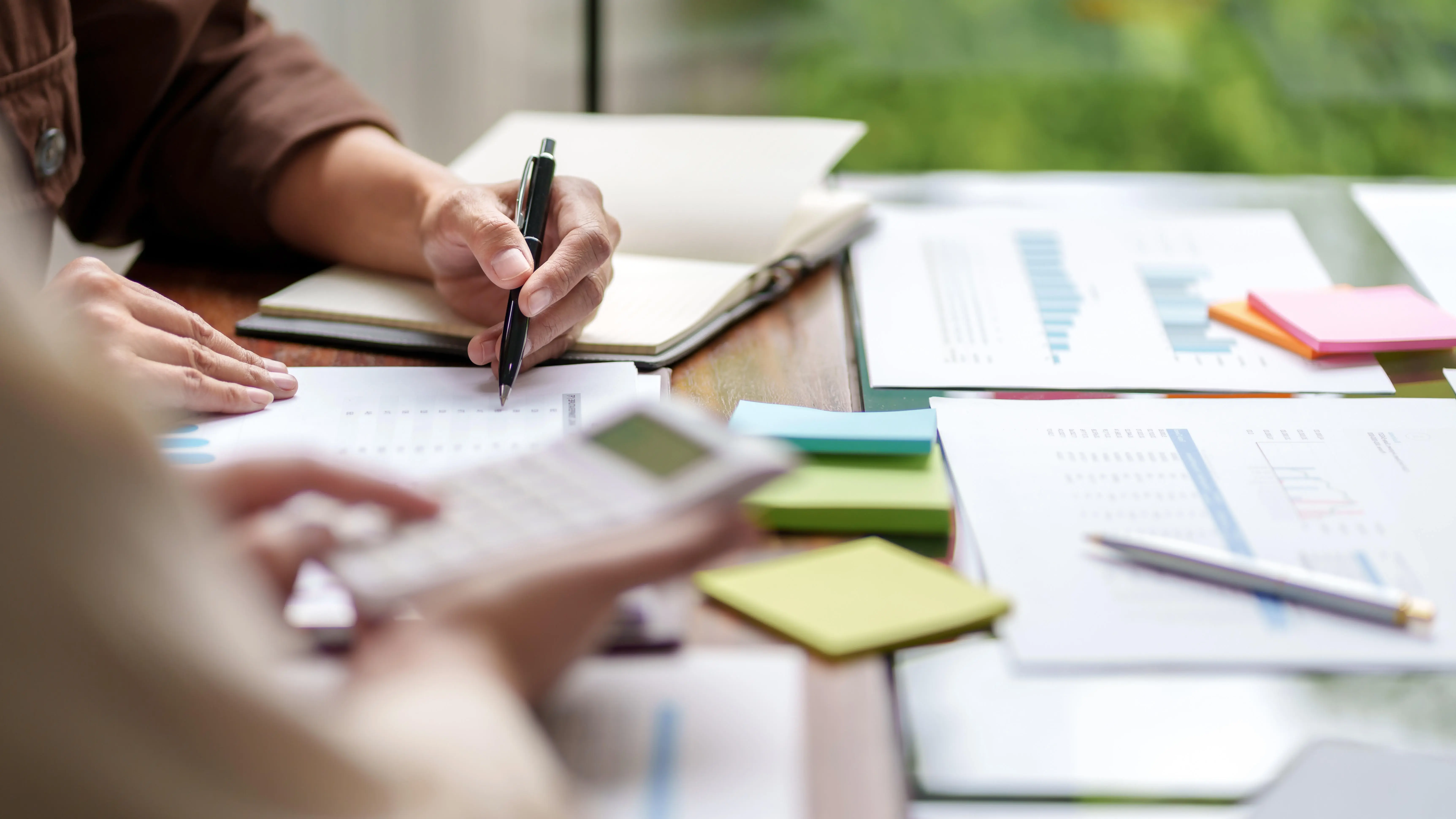 Entlastungen bei der Bürokratie würden vielen helfen Viele Dokumente auf einem Tisch verteilt