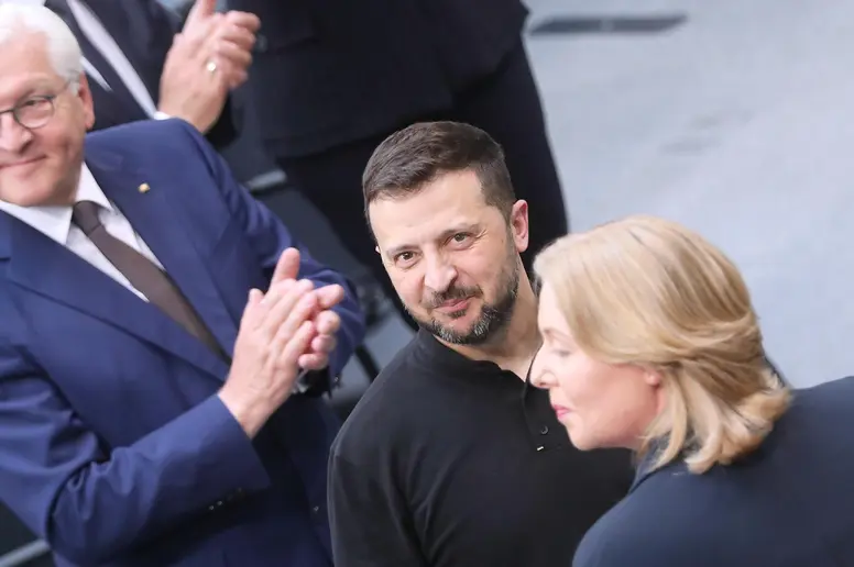 Frank-Walter Steinmeier, Wolodymyr Selenskyj und Bärbel Bas im Plenarsaal