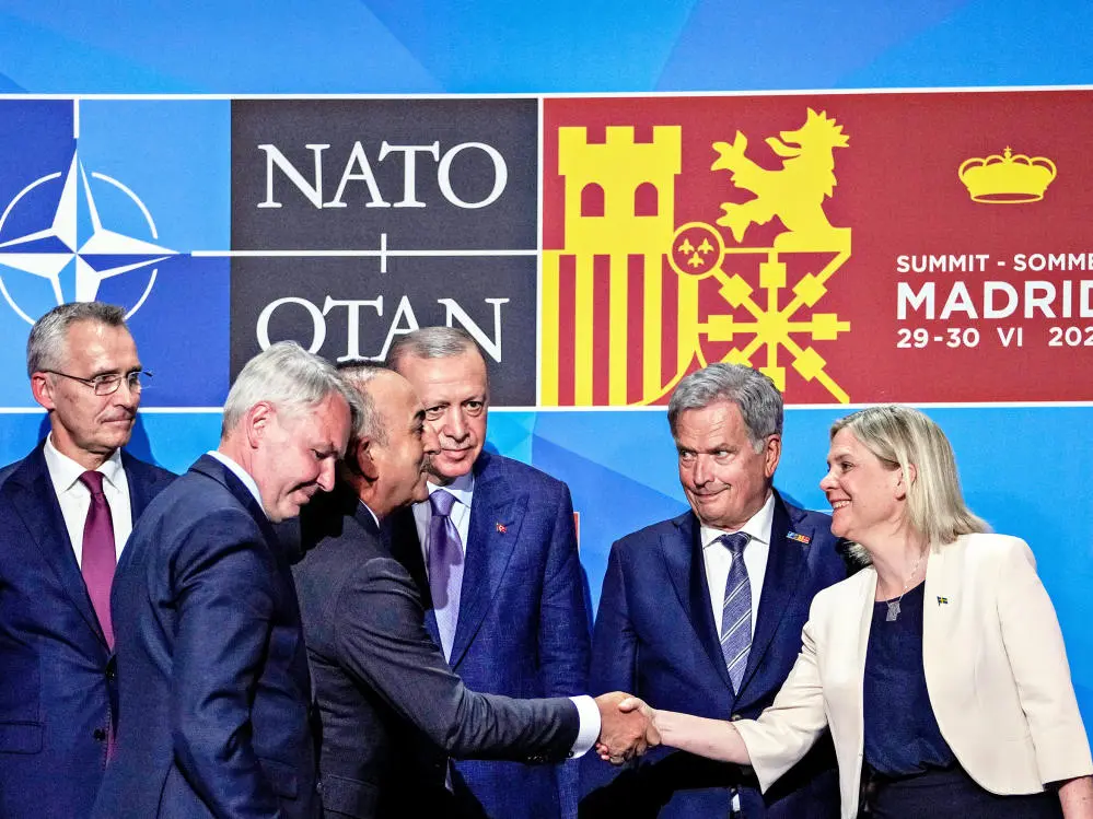 Handschlag beim Nato-Gipfel zwischen dem türkischen Außenminister Cavusoglu und Schwedens Ministerpräsidentin Andersson