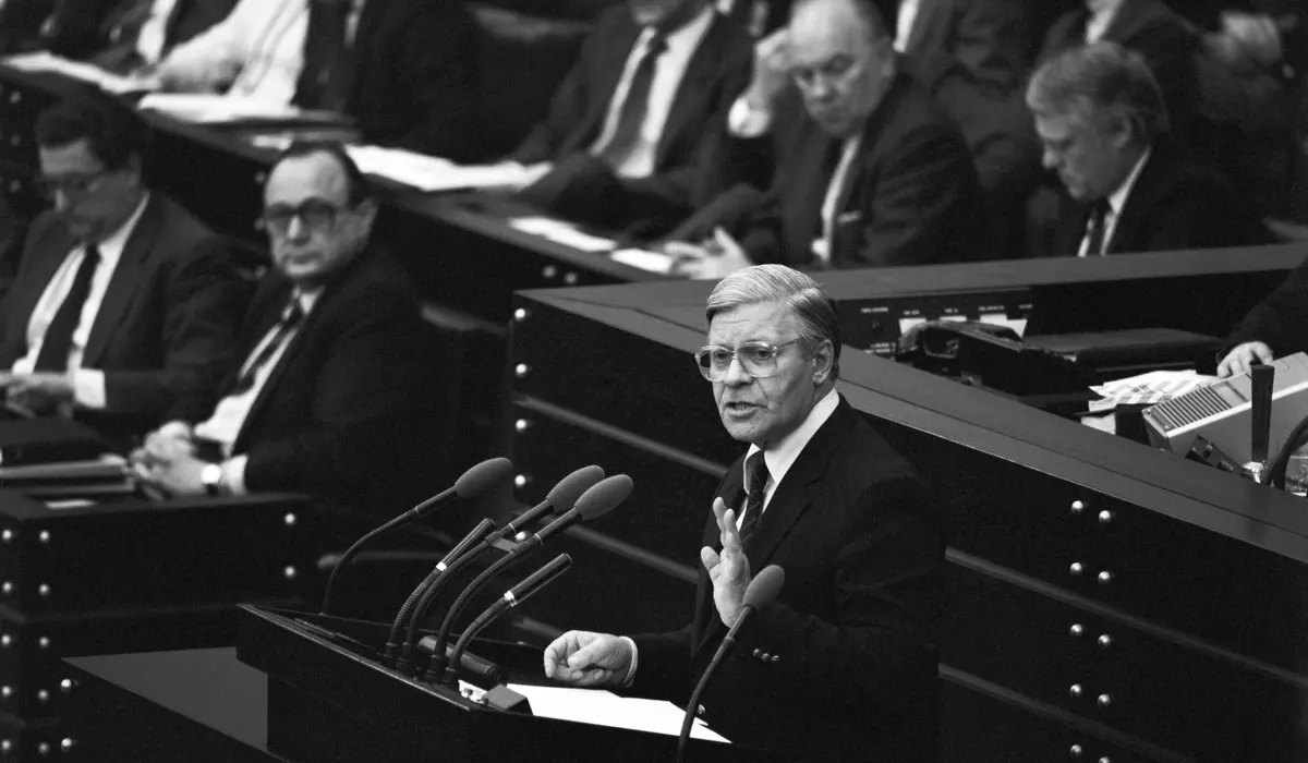 Bundeskanzler Helmut Schmidt Anfang Februar 1982