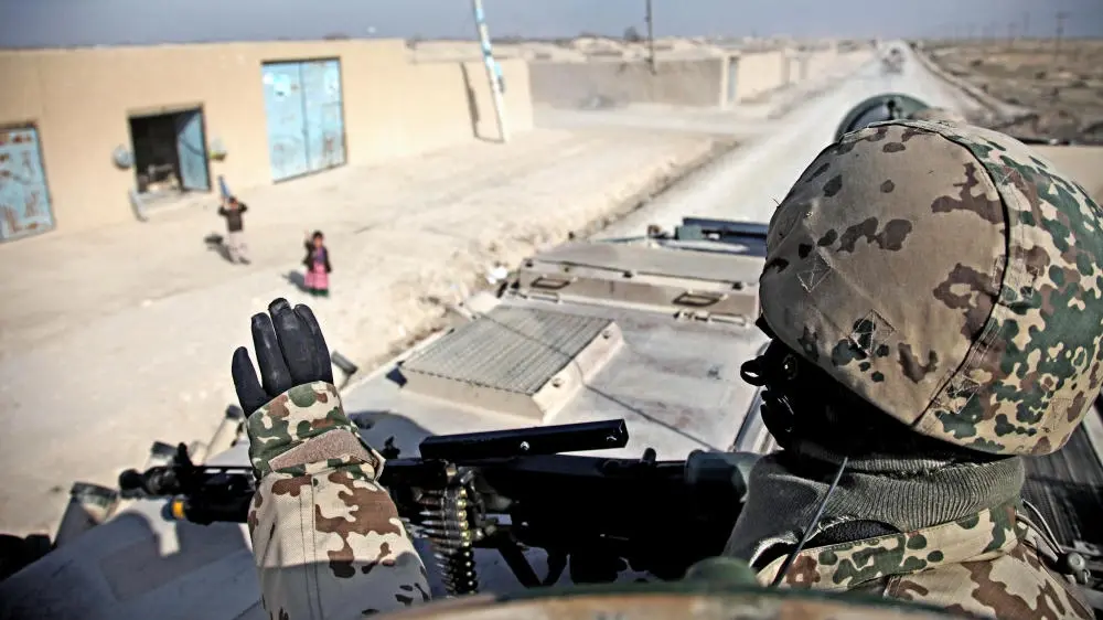 Bundeswehrsoldat auf einem Panzer in Afghanistan