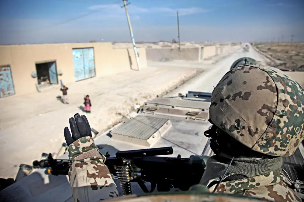 Bundeswehrsoldat auf einem Panzer in Afghanistan