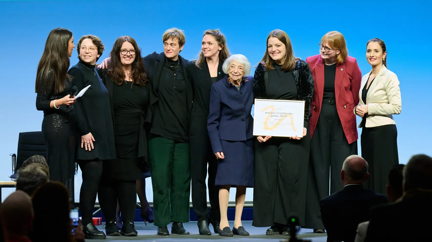 Verleihung des Margot Friedländer Preises 2024 Margot Friedländer übergibt den 2. Margot Friedländer Preis 2024 an Zweitzeugen e.V.