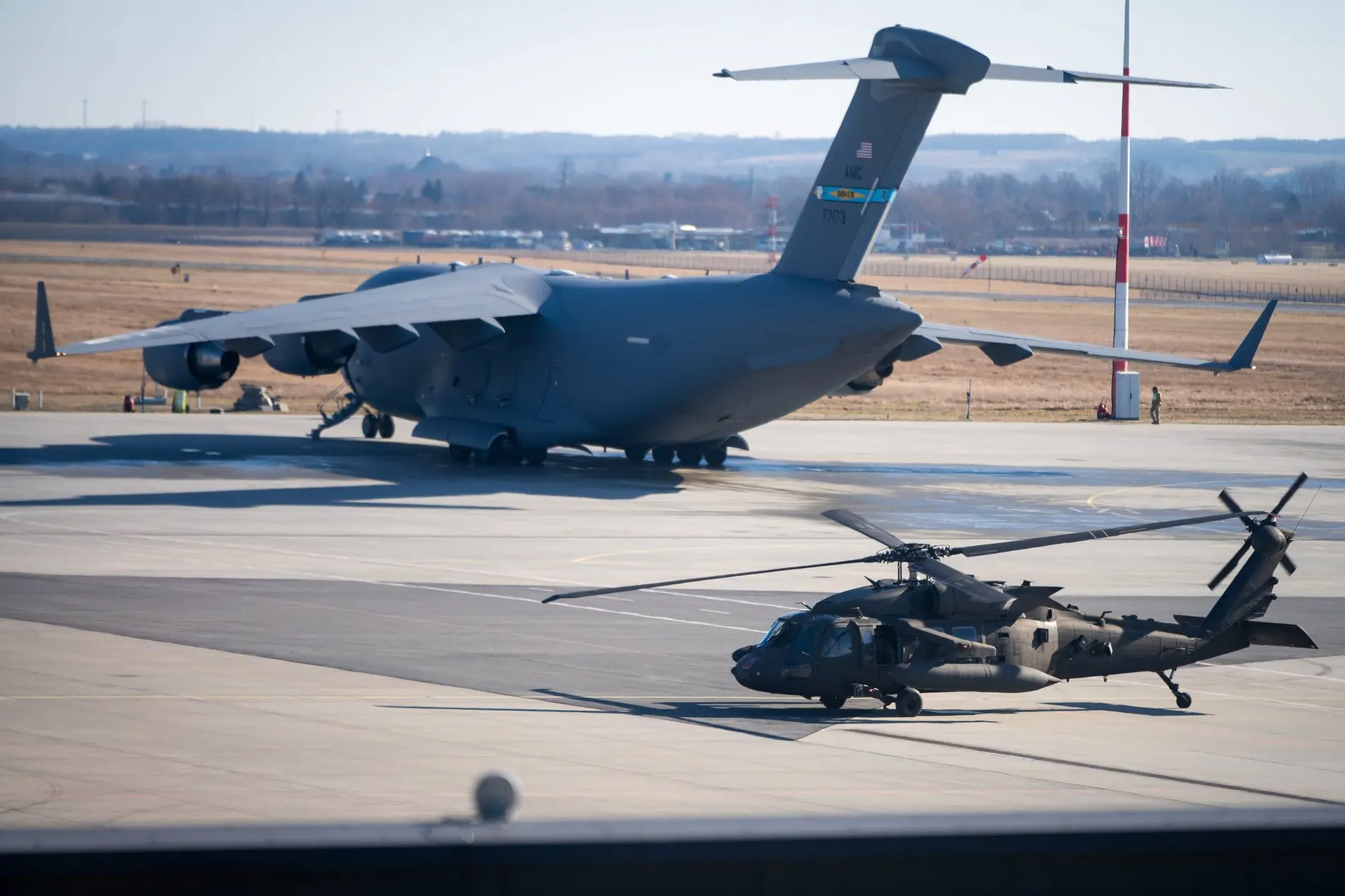 US-Luftwaffentransporter auf einem polnischen Flughafen