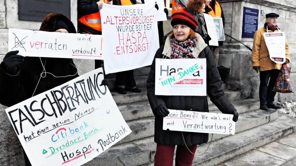 Durch die Pleite der US-Bank Lehman Brothers geschädigte Anleger protestieren.  