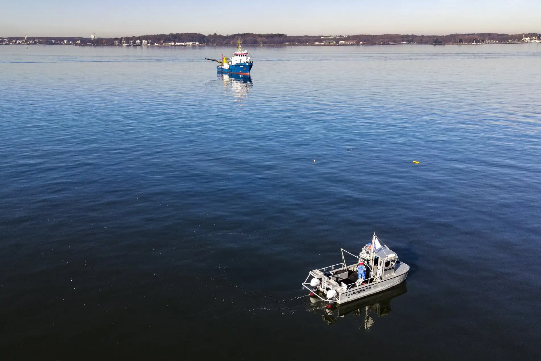 Das Forschungsschiff MS Haithabu  liegt mit einem Boot von Forschungstauchern in der  Kieler Ostsee (Drohnenaufnahme)