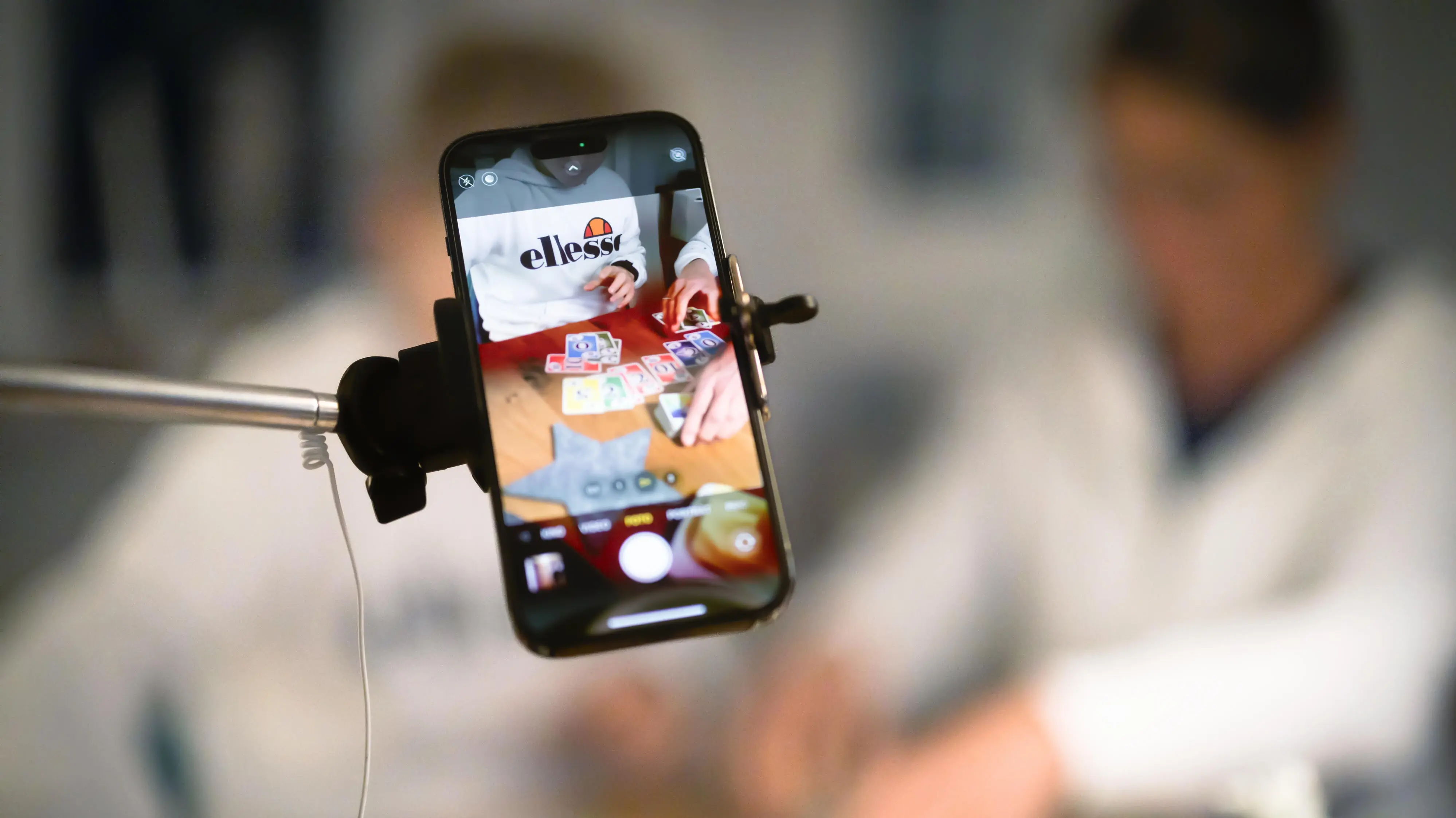 Influencer dokumentieren per Handy-Kamera ihr Familienleben. 